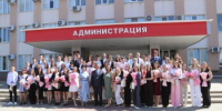 Глава Сальского района Владимир Березовский в торжественной обстановке вручил медали выпускникам школ. - Администрация Сальского района